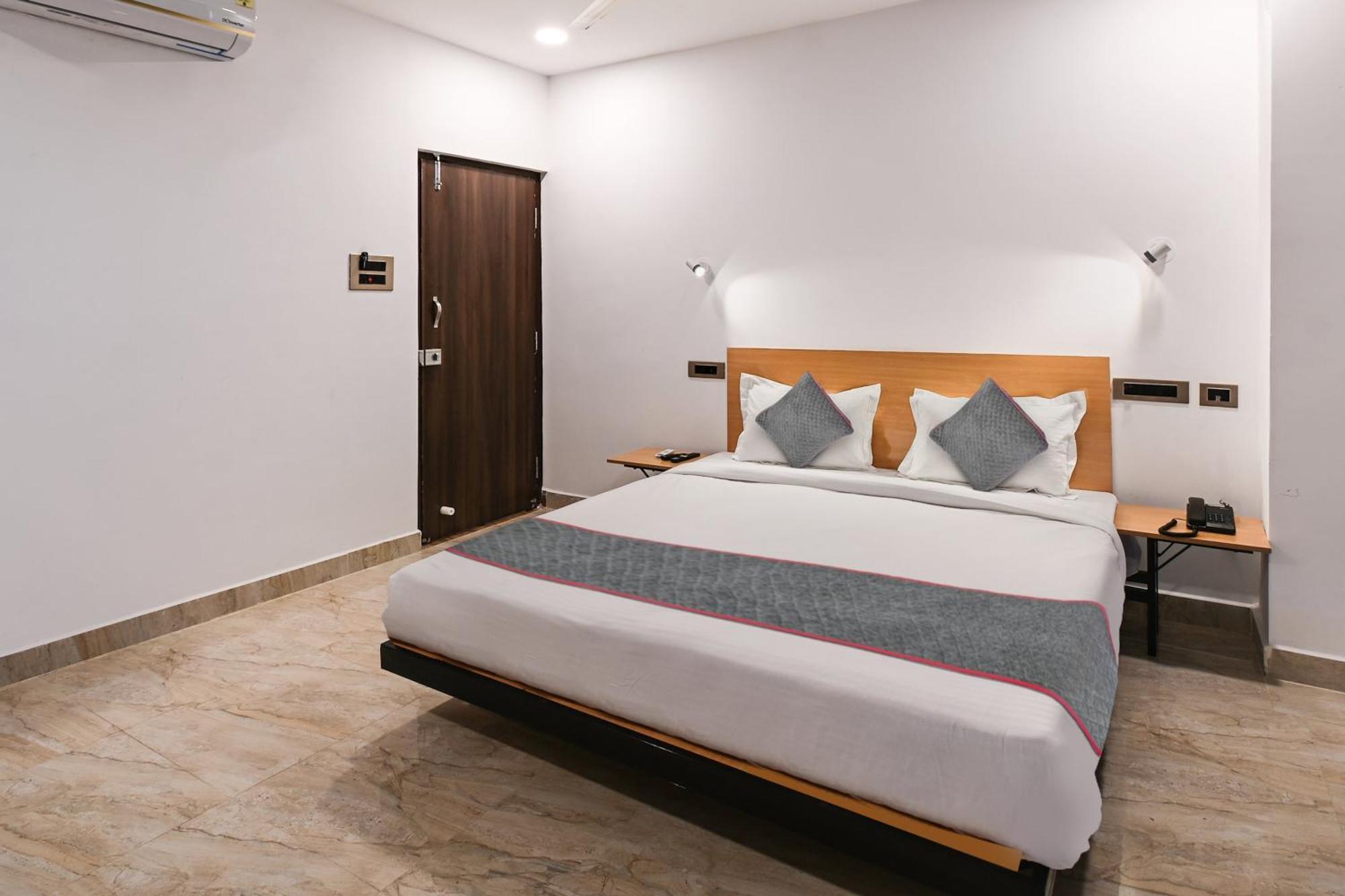 Super Townhouse De Alphabet Karmanghat Haïdarabad Extérieur photo